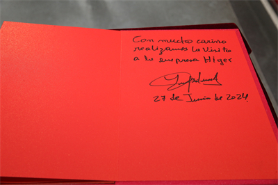 1719885088767481.jpg 博鲁阿尔特为苏州金龙签名,上写:“满怀爱意参观苏州金龙海格”.jpg