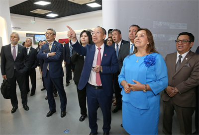 1719885048871918.jpg 黄书平(右三)向博鲁阿尔特(右二)介绍海格在秘鲁运营情况.jpg