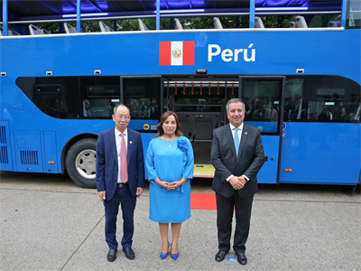 1719885190498108.jpg 黄书平(左)、博鲁阿尔特(中)、秘鲁交通和通讯部长佩雷斯(右)在海格双层巴士前合影.jpg