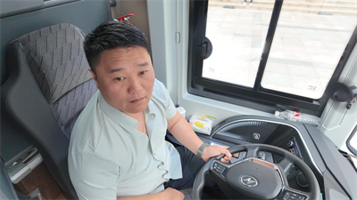 1717750040687636.png 江苏奥特兰新能源汽车有限公司总经理杨宏伟试驾新V系客车.png