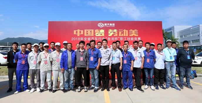 1541660186550934.jpg 说明: 0-2叉车项目全体合影