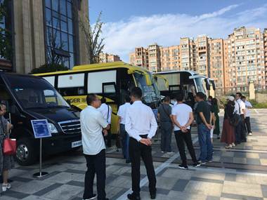 1502248100240786.jpg 说明: 四川客运企业领导参观体验海格大数据智慧客车(1).JPG