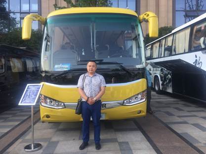 1502248079704558.jpg 说明: 四川海韵旅行社有限公司执行董事钟华与海格海豹合影.jpg