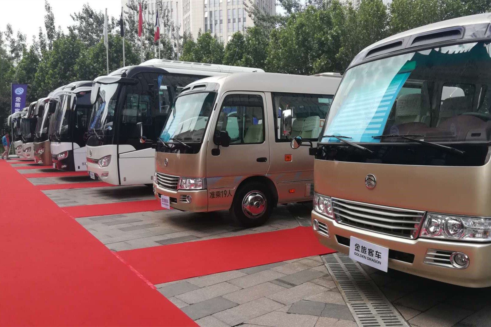 1527489298376143.jpg 1 金旅客车2018年全国巡展北京站.jpg