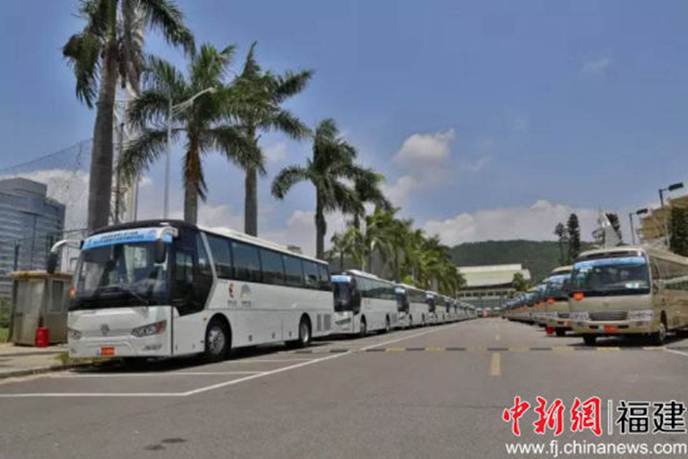 1511934182243045.jpg 说明: 黄莼在宣讲中号召员工积极实施新能源汽车战略,全力以赴推进赶超发展。图为该集团400多辆新能源金龙客车被指定接待用车服务今年9月的金砖国家厦门会晤