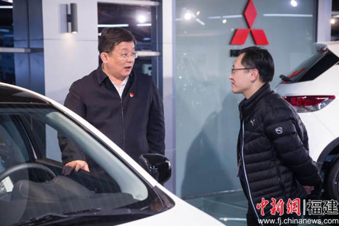 1511934159204623.jpg 说明: 黄莼在东南汽车车间现场回答员工提问,深入浅出宣讲十九大报告。。李南轩 摄