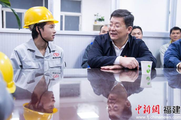 1511934144982927.jpg 说明: 黄莼(右二)深入东南汽车向干部员工面对面宣讲党的十九大精神。李南轩 摄