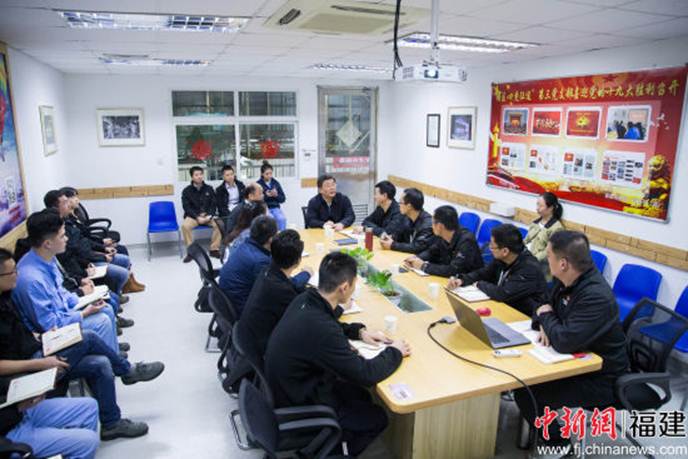 1511934151772757.jpg 说明: 黄莼来到福建奔驰汽车有限公司,与车间班组的一线员工互动交流,面对面宣讲党的十九大精神。李南轩 摄