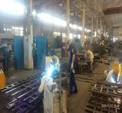 1607733947408666.jpg 一班班长叶胜明、二班班长李明华紧盯焊接质量和设变试装(2)