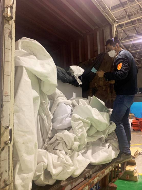 1591873641545855.jpg 半夜清点龙岩押运回来的物料.jpg