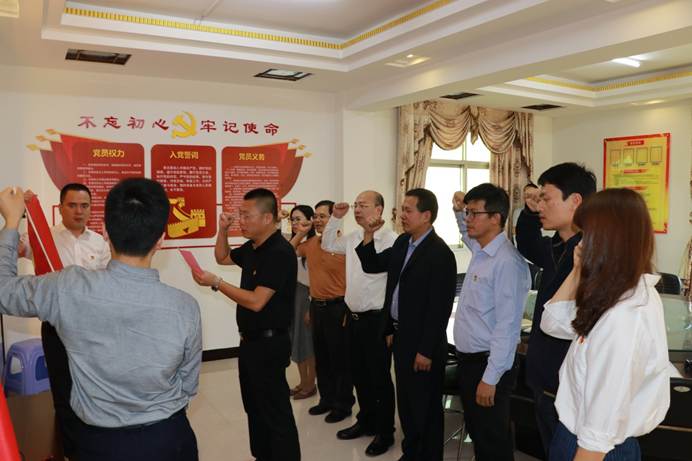 1542956894466913.jpg 说明: C:\Users\user\Desktop\20181121龙海项目临时支部成立揭牌仪式\挑好照片\IMG_2266.JPG